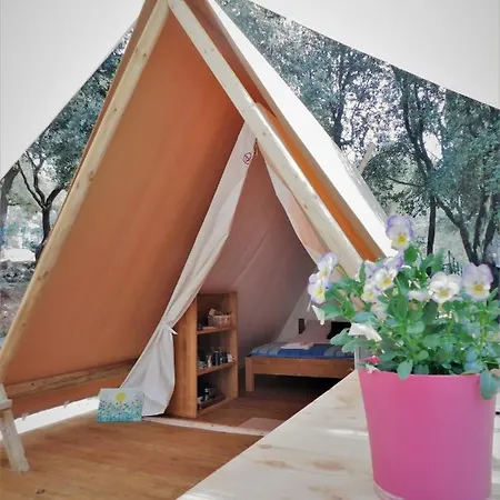Glamping Tent Jugo * רוביני
